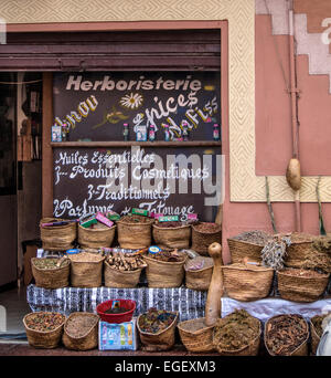 MARRAKECH, MAROC - 22 JANVIER 2014 : petite boutique d'épices dans la rue du marché du Souk Marrakech Banque D'Images