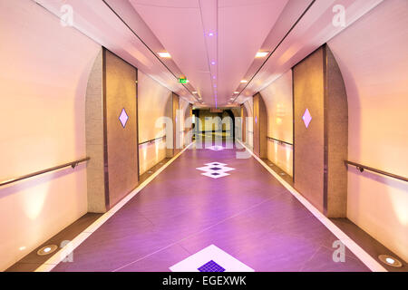 Vue de l'intérieur de passage piétonnier souterrain urbain moderne à Monte Carlo, Monaco. Banque D'Images