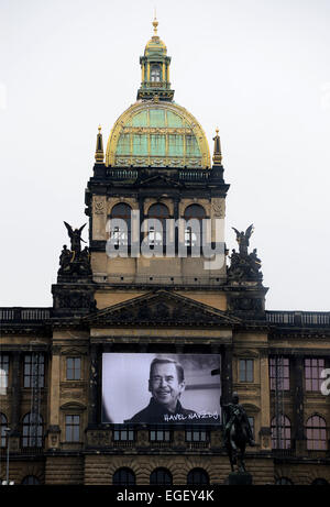 Octobre 27, 2014 un fichier, Photo de portrait de Vaclav Havel sur la la façade du Musée National de Prague avec l'écriture HAVEL POUR TOUJOURS. Marta Semelova, chef du Parti communiste (KSCM) Direction générale de Prague, exige que l'ancien président Vaclav Havel's portrait soit retiré de l'édifice du Musée National (NM), daily Pravo écrit aujourd'hui, le vendredi 20 février, 2015. (Photo/CTK Michal Kamaryt) Banque D'Images