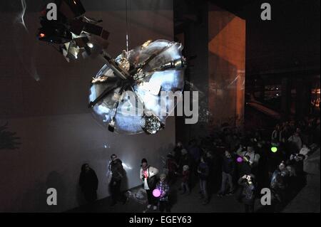 Pilsen, République tchèque. Feb 20, 2015. Fête de la lumière a eu lieu dans la région de Pilsen, République tchèque, le 20 février 2015. En photo sculpture vidéo avec du son sous le Millennium Bridge appelé émetteur par Jakub Nepras. © Pavel Nemecek/CTK Photo/Alamy Live News Banque D'Images