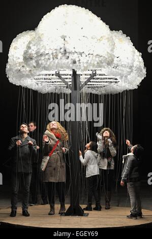 Pilsen, République tchèque. Feb 20, 2015. Fête de la lumière a eu lieu dans la région de Pilsen, République tchèque, le 20 février 2015. Sur la photo de l'installation un nuage, composé de mille ampoules ménage classique par Caitlind Brown et Wayne Garrett de l'Irlande. © Pavel Nemecek/CTK Photo/Alamy Live News Banque D'Images