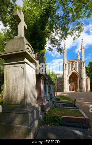 Tombes et chapelle anglicane, Nunhead Cemetery, Nunhead, Londres Banque D'Images