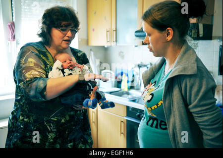 La visite à domicile d'une sage-femme remporte pour la prévention et les soins pour la naissance d'un enfant devient de plus en plus important. Un tel recouvrement Banque D'Images