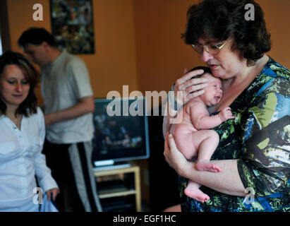 La visite à domicile d'une sage-femme remporte pour la prévention et les soins pour la naissance d'un enfant devient de plus en plus important. Un tel recouvrement Banque D'Images