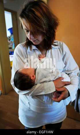 La visite à domicile d'une sage-femme remporte pour la prévention et les soins pour la naissance d'un enfant devient de plus en plus important. Un tel recouvrement Banque D'Images