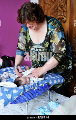 La visite à domicile d'une sage-femme remporte pour la prévention et les soins pour la naissance d'un enfant devient de plus en plus important. Un tel recouvrement Banque D'Images