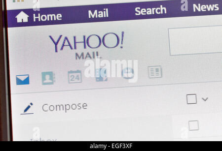 Galati, Roumanie, 24 février 2015 : page d'accueil de Yahoo sur l'écran de l'ordinateur portable Banque D'Images