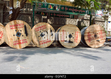 Enveloppé de bobines de fil et de câble électrique d'une ligne dans la rue ville Penh, Cambodge. Banque D'Images