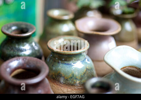 Petits vases chinois colorés dans un magasin d'art Banque D'Images