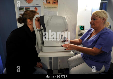 Est dédié à la technologie moderne pour l'ophtalmologie spécialiste dans sa pratique de la maladie de l'œil et la pension Banque D'Images