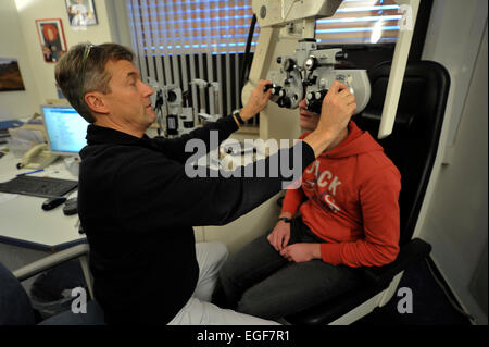 Est dédié à la technologie moderne pour l'ophtalmologie spécialiste dans sa pratique de la maladie de l'œil et la pension Banque D'Images
