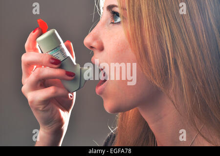 Le symbole 'Photo' montre une jeune femme pendant l'inhalation d'un aérosol asthme |. Banque D'Images