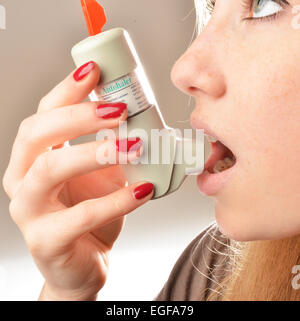 Le symbole 'Photo' montre une jeune femme pendant l'inhalation d'un aérosol asthme |. Banque D'Images