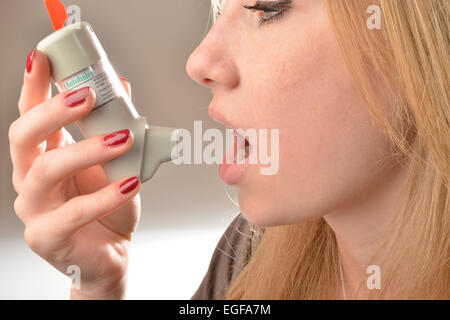 Le symbole 'Photo' montre une jeune femme pendant l'inhalation d'un aérosol asthme |. Banque D'Images