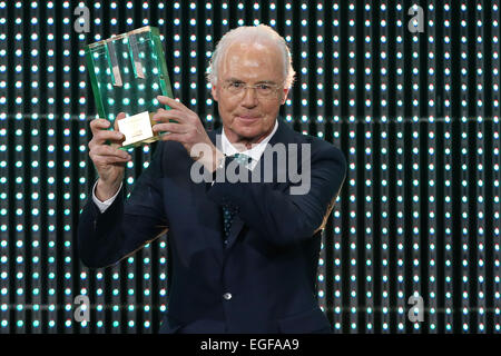 Hambourg, Allemagne. Feb 23, 2015. Ancien joueur de football Franz Beckenbauer accepte un prix d'honneur au gala des Sports de Hambourg à Hambourg, Allemagne, 23 février 2015. L 'Athlète de l'année pour 2014 sera présenté pour la 10e fois. Photo : Malte chrétiens/dpa/Alamy Live News Banque D'Images