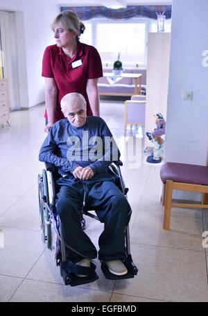 Soins exemplaires dans les maisons de retraite, comme dans le centre principal de l'Arbeiterwohlfahrt (AWO), ne peuvent être trouvés partout. L Banque D'Images