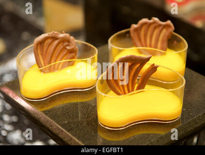 La crème de mangue dessert au chocolat dans le restaurant buffet Banque D'Images