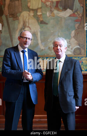 Edinburgh, Ecosse, Royaume-Uni. 24 Février, 2015. National Gallery of Scotland et l'Université d'Édimbourg annoncent un partenariat historique. Le Professeur Sir Timothy O'Shea et John Leighton, Président et directeur général de la galerie nationale d'Écosse. Credit : Pako Mera/Alamy Live News Banque D'Images