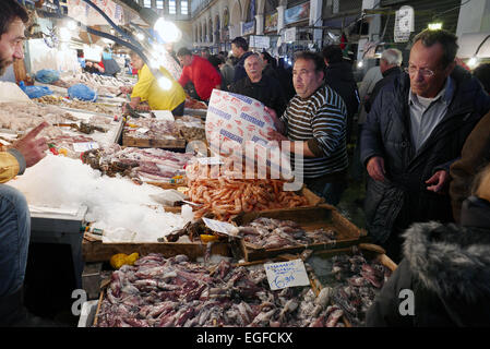 Grèce Athènes le principal marché de poisson de la rue Athinas sur Nettoyer le lundi Banque D'Images