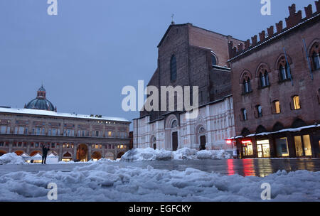 Bologne, Italie - 6 février, 2015 : Snowy Maggiore dans la nuit avec la cathédrale San Petronio Banque D'Images