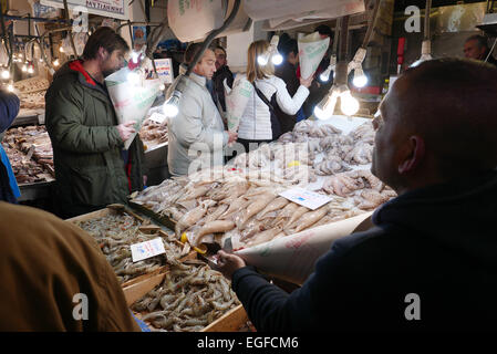 Grèce Athènes le principal marché de poisson de athinas street à sa période la plus chargée de nettoyer le lundi Banque D'Images