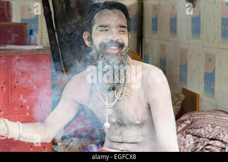 Naga Sadhu Fumeurs Chillum, Shivratri, Mela Bhavnath Banque D'Images