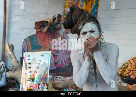 Naga Sadhu Fumeurs Chillum, Shivratri, Mela Bhavnath Banque D'Images