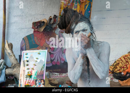 Naga Sadhu Fumeurs Chillum, Shivratri, Mela Bhavnath Banque D'Images