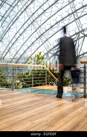 En homme d'affaires pressé, les personnes de plus de flou de mouvement office building Banque D'Images