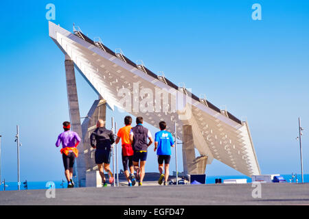 Groupe de coureurs près de panneau solaire géant. Forum, Barcelone, Espagne, Catalona. Banque D'Images