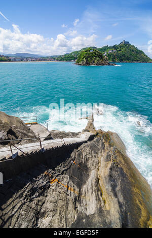 Étapes vers la mer vers l'île de Santa Clara, San Sebastian, Gipuzkoa, Espagne Banque D'Images