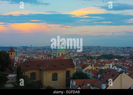 Prague skyline at Dusk de (quasi) Château de Prague. Banque D'Images