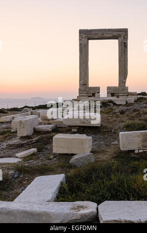 Temple d'Apollon Arch sur l'îlot de Palatia, l'île de Naxos, Grèce Banque D'Images