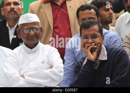 Arvind Kejriwal Ministre en chef de Delhi rejoindre Indian militant anti-corruption Anna Hazare protester contre un projet de loi d'acquisition de terres à New Delhi. © Deepak Malik/Pacific Press/Alamy Live News Banque D'Images