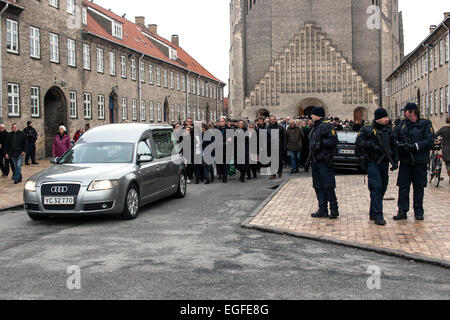 Copenhague, Danemark. 24 Février, 2015. Le corbillard transportant le cercueil du cinéaste Finn Norgaard est quitter Grundvigskirken, Copenhague. Norgaard était la première de deux victimes des attaques terroristes à Copenhague les 14 et 15 février. . Quelque 800 ont assisté aux funérailles. Parmi ceux-ci également PM Helle Thorning-Schmidt Crédit : OJPHOTOS/Alamy Live News Banque D'Images