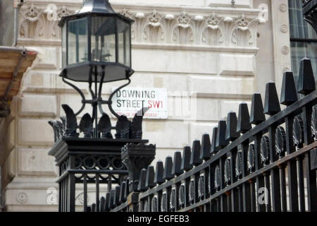 Plaque de rue et les garde-corps à l'extérieur de Downing Street, London, UK, l'emblématique accueil du Premier ministre britannique et bureaux parlementaires Banque D'Images