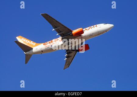 Easyjet Boeing 737-700 décoller contre un ciel bleu. Banque D'Images