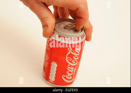 Homme de l'ouverture d'une boîte de Coca Cola Banque D'Images