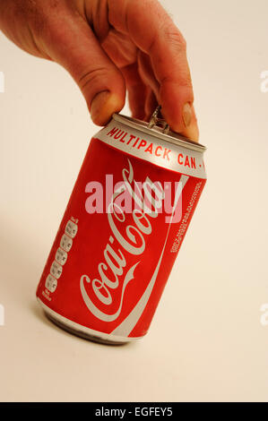 Homme de l'ouverture d'une boîte de Coca Cola Banque D'Images