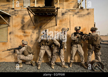 Les Marines américains pile contre un bâtiment pendant les opérations militaires en territoire urbain le 13 février 2015 formation au Camp Beuhring, le Koweït. Banque D'Images