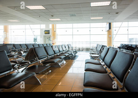 Zone d'attente de l'aéroport d'embarquement avec sièges Banque D'Images