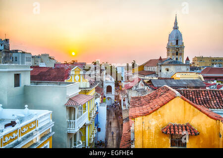 Vue sur les toits de la vieille ville de Carthagène au cours d'une vibrante au coucher du soleil. La flèche de la cathédrale de Carthagène se tient droit et pr Banque D'Images