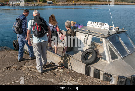 Les passagers à bord du ferry à Ulva à partir de l'île de Mull Banque D'Images