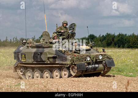 L'Armée britannique Alvis FV103 Spartan Armoured Personnel Carrier dans la plaine de Salisbury Zone d'entraînement militaire, Wiltshire, Royaume-Uni Banque D'Images