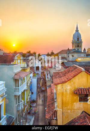 Vue sur les toits de la vieille ville de Carthagène au cours d'une vibrante au coucher du soleil. La flèche de la cathédrale de Carthagène se tient droit et pr Banque D'Images