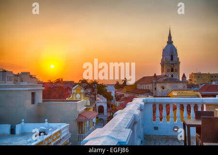 Vue sur les toits de la vieille ville de Carthagène au cours d'une vibrante au coucher du soleil. La flèche de la cathédrale de Carthagène se tient droit et pr Banque D'Images