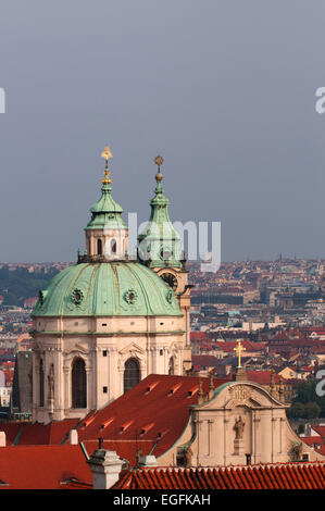 Dôme de l'église Saint-Nicolas et la ville de Prague. Banque D'Images