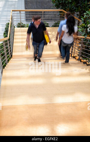 Office worker en montant un escalier, motion blur Banque D'Images