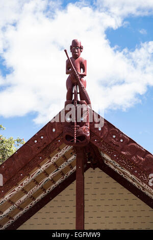 La figure en bois sculpté sur l'apex de la maison de réunion maorie à Waitangi Treaty Grounds, Northlands, Nouvelle-Zélande. Banque D'Images