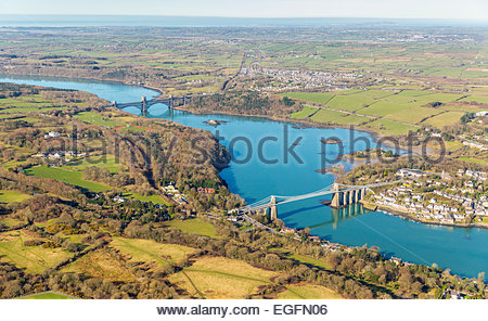 Vue aérienne de Britannia et Menai Menai, briidges, Anglesey, Gwynedd, Pays de Galles Banque D'Images